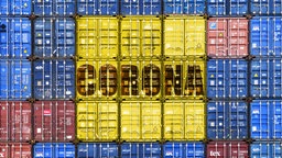 Container sind aufeinander gestapelt und zeigen den Schriftzug "Corona". | Bild: Bildagentur-online/Ohde © picture alliance/Bildagentur-online/Ohde Foto: Bildagentur-online/Ohde