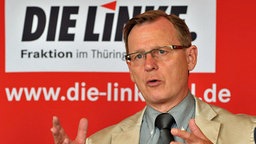 Der Fraktionsvorsitzende der Linken in Thüringen, Bodo Ramelow spricht am Dienstag (11.09.2012) in Erfurt bei einer Pressekonferenz zu Journalisten. © dpa Foto: Martin Schutt
