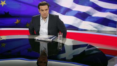 Der griechische Ministerpräsident Alexis Tsipras während eines Interviews mit dem griechischen Fernsehsender ERT am 29. Juni 2015 in Athen. © dpa Fotograf: Alexandros Vlachos