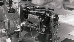 Näherin an einer Knopflochmaschine bei Felina in den 1930er Jahren.