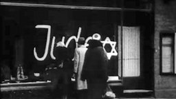 Schaufenster mit der Aufschrift "Jude" während der NS-Zeit.  