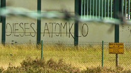 "Dieses Atomklo" - Gaffiti an der Außenwand des geplanten Atommüll-Endlagers in Gorleben (Screenshot aus "Panorama - Die Reporter"). © NDR 