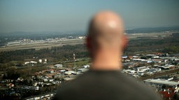 Der ehemalige US-Drohnen-Piloten Brandon Bryant blickt auf die US Air Base im pfälzischen Ramstein.  