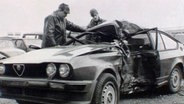Der beschädigte Wagen des tödlich verunglückten Fußballers Lutz Eigendorf © ARD 
