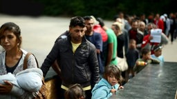 Flüchtlinge in Ellwangen, Baden-Württemberg, stehen in einer Schlange an  