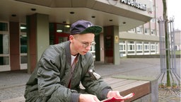 Jugendlicher mit Bewerbungsmappe vor Arbeitsamt © picture alliance/KPA, Theissen Foto: Theissen