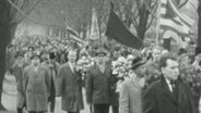 Trauerzug bei der Beisetzung von Heinz Renner(KPD), ehemaliger Oberbürgermeister der Stadt Essen  
