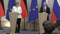 Angela Merkel und Wladimir Putin im Mai 2018 in Sotschi © NDR /ARD Foto: Screenshot