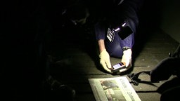 Tierschutz-Aktivisten filmen in einem Stall ein GPS-Gerät und eine Zeitung. © ARIWA