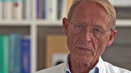 Prof. Dr. Wolfgang Hiddemann, Onkologe im Klinikum Großhadern in München. © NDR Foto: Screenshot