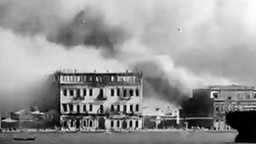 Historische Aufnahmen der brennenden Stadt Smyrna (Izmir). © Smyrna: The Destruction of a Cosmpopolitan City 1900-1922 