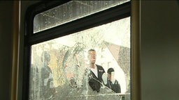 Zerschlagenes Fenster eines Zuges nach Neonazi-Angriff in Pölchow © Recherche Nord 