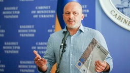 Der Chef des ukrainischen Staatsfernsehens, Surab Alassanija, spricht auf einer Pressekonferenz. Der Chef des ukrainischen Staatsfernsehens, Surab Alassanija, spricht auf einer Pressekonferenz. © dpa Foto: Sergey Dolzhenko