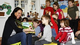 18.11.2011: Anne Will beteiligt sich gerne am Vorlesetag im Kindergarten "Kleine Füße" in Berlin-Friedrichshain. © DIE ZEIT Foto: Vera Tammen