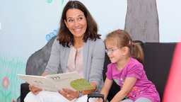 09.09.2015: Anne Will liest im Zentrum für Kinderrehabilitation der Uniklinik Köln aus einem Buch vor.  © Uniklinik Köln