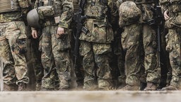 Mehrere Bundeswehrsoldaten stehen nebeneinander, es sind nur die Beine und Füße in Uniform zu sehen. © picture alliance / photothek Foto: Florian Gaertner