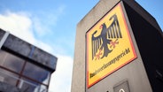 Ein Hinweisschild mit Bundesadler und dem Schriftzug Bundesverfassungsgericht. © picture alliance/dpa/Uli Deck Foto: Uli Deck