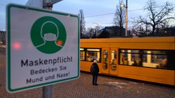 Ein Schild weist in der Dresdner Fußgängerzone auf die Maskenpflicht hin. (Bild: dpa-Zentralbild/Robert Michael) © picture alliance/dpa/dpa-Zentralbild/Robert Michael 