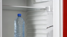 Eine Wasserflasche in einem ansonsten leeren Kühlschrank © Foto: R. Tscherwitschke/CHROMORANGE 