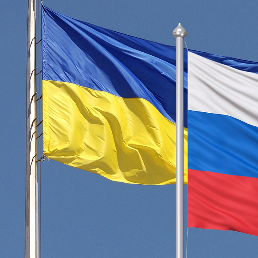 Eine ukrainische und eine russische Flagge wehen (Bildmontage). © Fotolia Foto: fimg, Olga Kovalenk