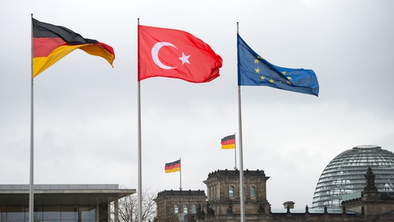 Die Flaggen Deutschlands, der Türkei und von Europa wehen am 12.01.2015 vor dem Bundeskanzleramt in Berlin. © dpa Foto: Bernd Von Jutrczenka
