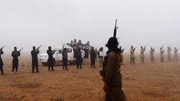 Vermummte Kämpfer des IS mit Sturmgewehren © picture alliance / abaca 