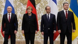 Der russische Präsident Putin, Bundeskanzlerin Merkel, der französische Staatspräsident Hollande und der ukrainische Präsident Poroschenko beim Gipfeltreffen in Minsk. © dpa Foto: Tatyana Zenkovic