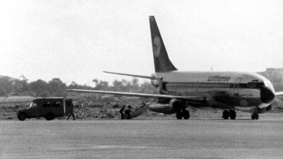 Die am 13. Oktober 1977 auf dem Flug von Mallorca nach Frankfurt/Main von vier Terroristen entführte Lufthansa-Maschine "Landshut" auf dem Flughafen von Mogadischu. © picture-alliance/ dpa | DB 