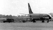 Die am 13. Oktober 1977 auf dem Flug von Mallorca nach Frankfurt/Main von vier Terroristen entführte Lufthansa-Maschine "Landshut" auf dem Flughafen von Mogadischu. © picture-alliance/ dpa | DB 