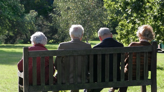 Vier alte Menschen sitzen auf einer Parkbank © aboutpixel.de Foto: Marion Habel
