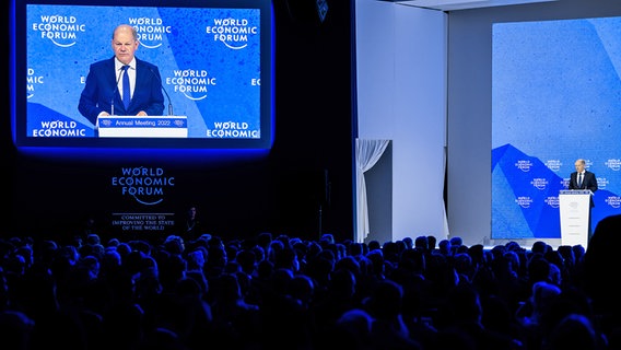 Bundeskanzler Olaf Scholz (SPD) bei einer Rede auf dem Weltwirtschaftsforum in Davos in der Schweiz. © dpa picture alliance/Keystone Foto: Laurent Gillieron