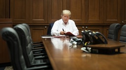 Donald Trump arbeitet in seiner Suite im Walter Reed Militärkrankenhaus. Bild: picture alliance/Zuma Press © picture alliance/Zuma Press Foto: White House