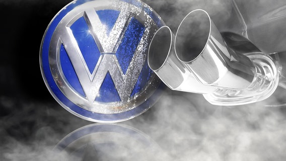 Das VW Logo, zur Hälfte beschmutzt, davor ein Auspuff (Montage) © imago, fotolia Foto: Geisser, Mario Beauregard
