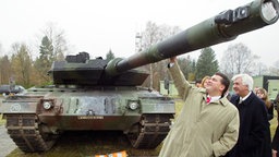 Niedersachsens Ministerpräsident Sigmar Gabriel und Rheinmetall-Detec Vorstandsmitglieds Gert Winkler sind am 7.11.2002 auf einem Schießstand der Firma Rheinmetall in Unterlüß © dpa Foto: Rainer Jensen