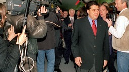Der niedersächsische SPD-Fraktionsvorsitzende Sigmar Gabriel und der von seinem Amt zurückgetretene niedersächsische Ministerpräsident Gerhard Glogowski am 27.11.1999 © dpa Foto: Wolfgang Weihs