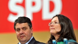 SPD-Vorsitzende Sigmar Gabriel und SPD-Generalsekretärin Andrea Nahles auf dem SPD-Bundesparteitag im November 2009 © dpa Foto: Peter Kneffel