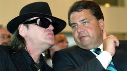 Udo Lindenberg und der SPD-Pop-Beauftragte Sigmar Gabriel treffen sich bei der Verleihung des Paul-Lincke-Rings in Goslar am 18.6.2003. © dpa Foto: Rainer Jansen