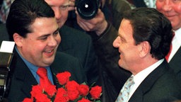 Sigmar Gabriel gratuliert 1998 Gerhard Schröder zur Wiederwahl als Niedersachsens Ministerpräsident. © dpa Foto: Holger Hollemann