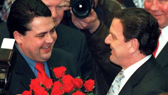 Sigmar Gabriel gratuliert 1998 Gerhard Schröder zur Wiederwahl als Niedersachsens Ministerpräsident. © dpa Foto: Holger Hollemann