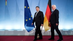 Sigmar Gabriel, Bundesaußenminister, und Frank Walter Steinmeier, ehem. Bundesaußenminister, bei der Amtsübergabe im Auswärtigen Amt am 27. Januar 2017 © picture-alliance/dpa Foto: Bernd von Jutrczenka