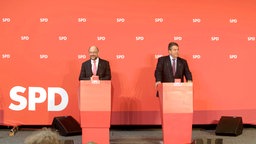 Nach dem kleinen Parteikonvent der SPD im September 2016 stehen Sigmar Gabriel und Martin Schulz vor der Presse. © NDR/beckground tv