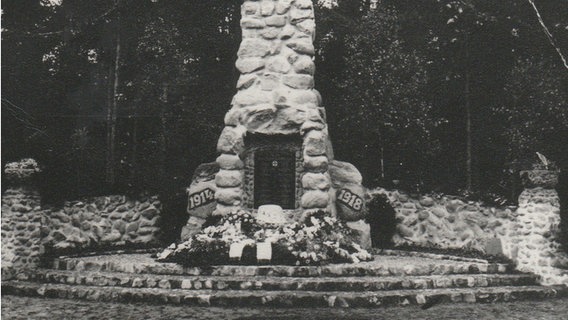 Ein altes Ehrenmal auf einem Friedhof © privat 