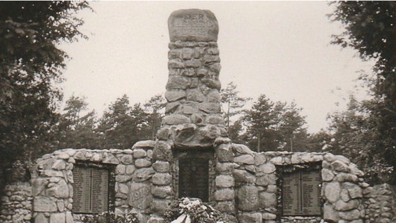 Ein Denkmal auf einem Friedhof im Jahr 1956. © privat 