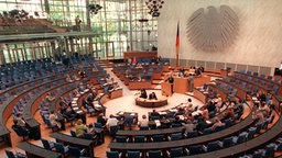 Bonner Abgeordnete im Plenarsaal des Bundestages © dpa - Bildarchiv 
