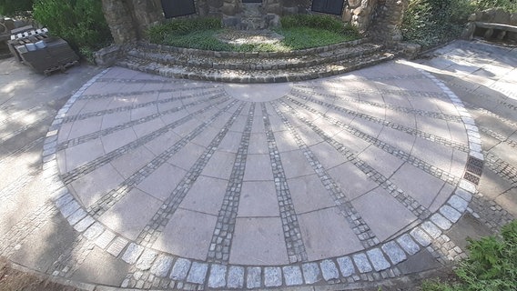 Ein mit Pflastersteinen erweitertes Denkmal aus der Vogelperspektive betrachtet. © privat 