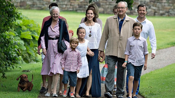 Die königliche dänische Familie bei einem Fototermin während ihres Sommerurlaubs auf Schloss Grasten. © dpa-Bildfunk Foto: Henning Bagger