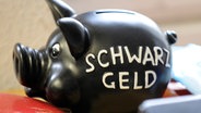 Ein Sparschwein für Schwarzgeld © dpa/picture alliance Foto: Fabian Bimmer