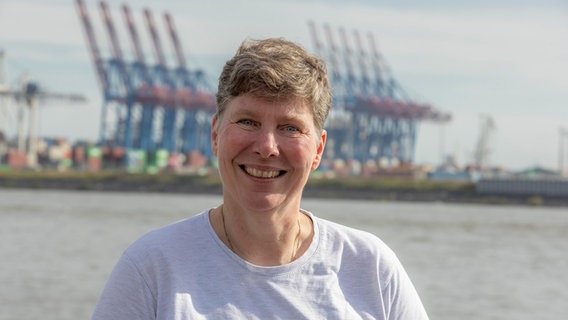 Anja van Eijsden von „Der Hafen hilft“ im Hamburger Hafen. © Der Hafen hilft 
