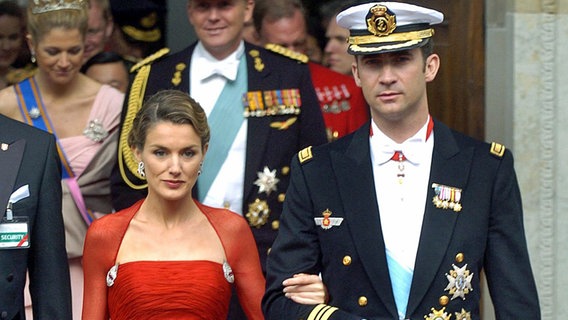 14. Mai 2004: Der spanische Kronprinz Felipe und seine Verlobte Letizia zu Gast bei der dänischen Traumhochzeit von Frederik mit Mary © Picture-Alliance / dpa Foto: Boris Roessler