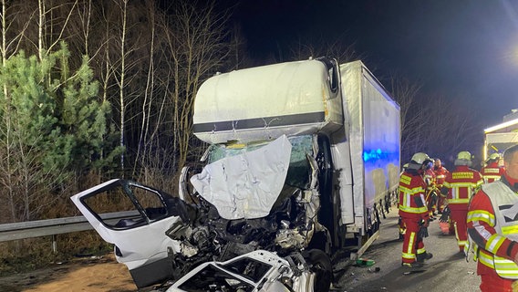 Die Front eines Transporters ist nach einem Unfall auf der A7 komplett eingedrückt. © Feuerwehr Isernhagen Foto: Feuerwehr Isernhagen